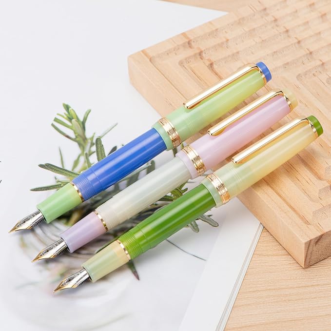 Jinhao 82 Acrylic Fountain Pen, Iridium Medium Nib with Ink Converter, Macaron Grass Green Contrast Color Classic Design Smooth Writing Pen (Gold Trim)