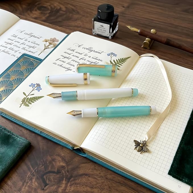 Jinhao 82 Acrylic Fountain Pen 2-Pack, Fine Nib, Lake Blue/Porcelain White | Refillable Fountain Pens With Converter In A Metal Gift Box . Lake Blue & Porcelain White Design